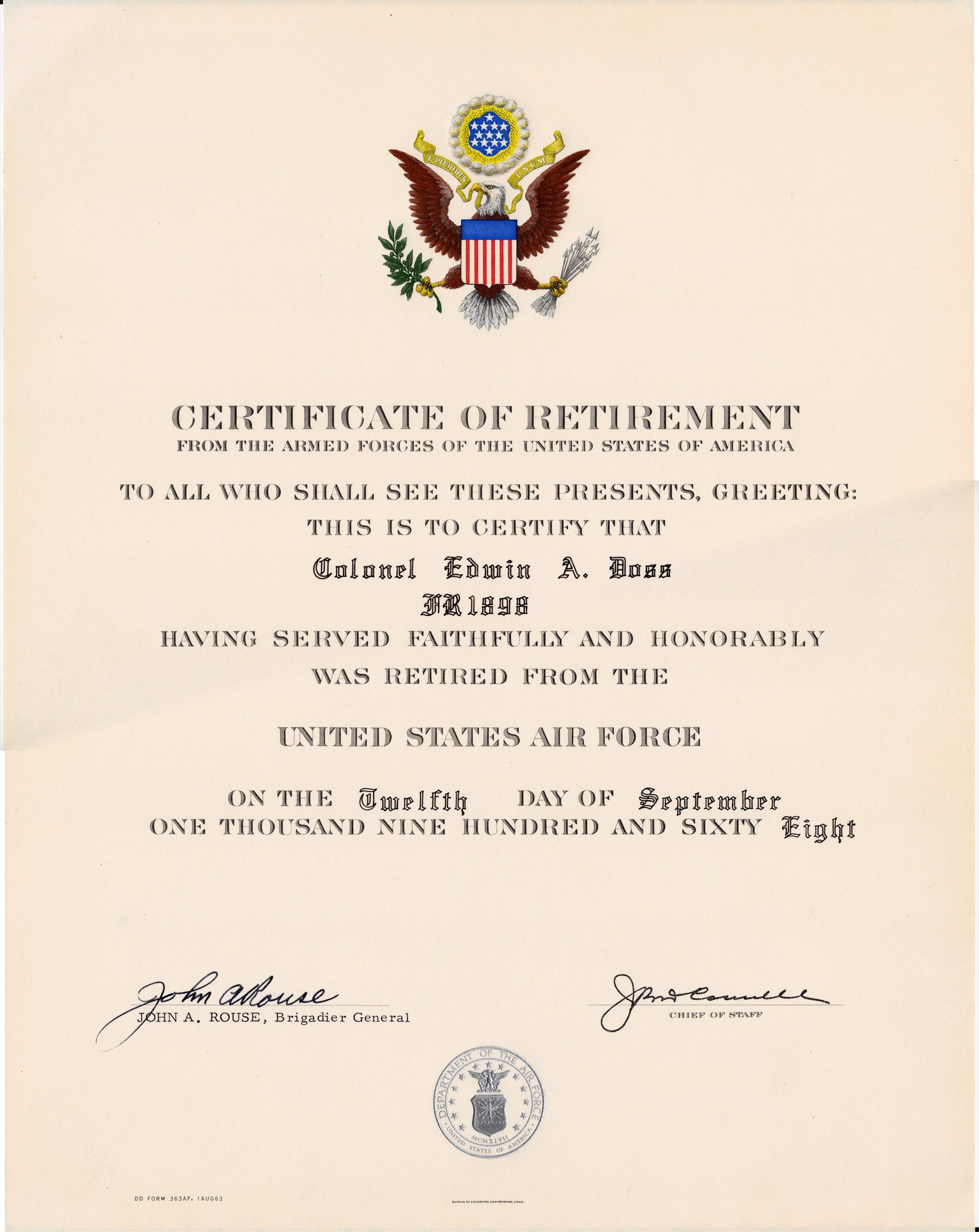 Formaler United States Air Force Abschiedsbescheinigung mit blauem Hintergrund, goldenem Siegel mit einem Weißkopfseeadler und einem Stern sowie fettem schwarzem Text, der "Certificate of Retirement" lautet.