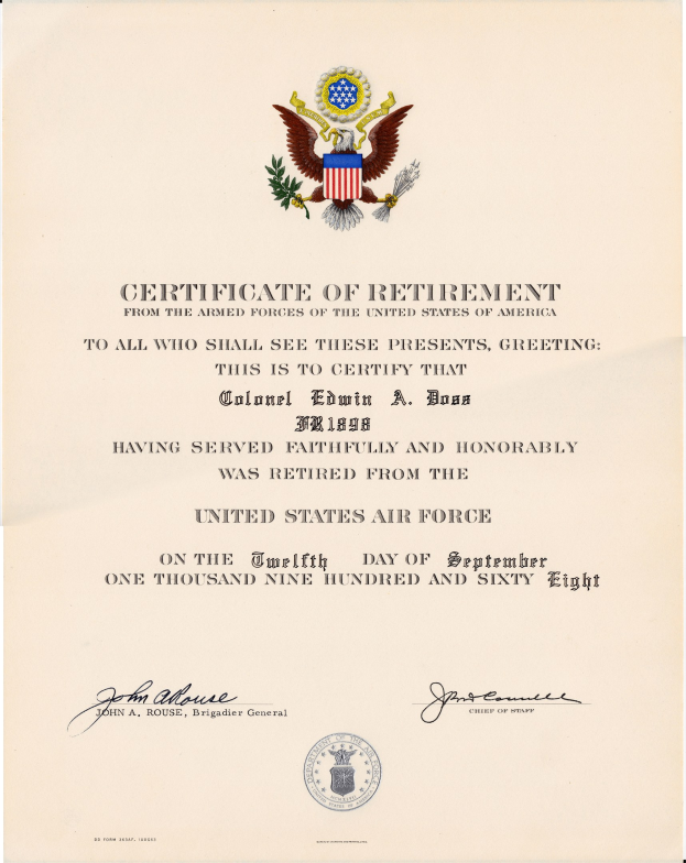 Formaler United States Air Force Abschiedsbescheinigung mit blauem Hintergrund, goldenem Siegel mit einem Weißkopfseeadler und einem Stern sowie fettem schwarzem Text, der "Certificate of Retirement" lautet.