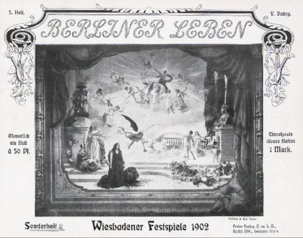 Schwarzes und weißes Foto einer Bühne von den 1902er Wiesbadener Festspielen, das Darsteller in traditioneller deutscher Tracht und ein applaudierendes Publikum im Hintergrund zeigt.