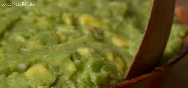 Ein Lebensmittel ist in einem Behälter.