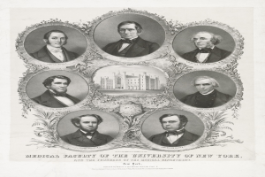 Schwarzes und weißes Foto von formell gekleideten Männern, die vor einem Gebäude posieren, mit Text unten, der "Medizinische Fakultät der Universität New York und die Gründer des Medizinischen Departments" liest.