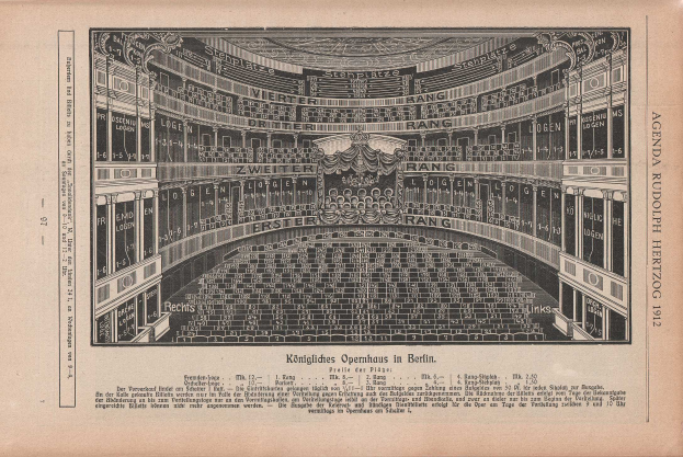 Schwarze-Weiß-Illustration einer alten Buchseite mit einem großen, leeren Auditorium in Berlin, das mit Stühlen gefüllt ist und gedruckten Text enthält.
