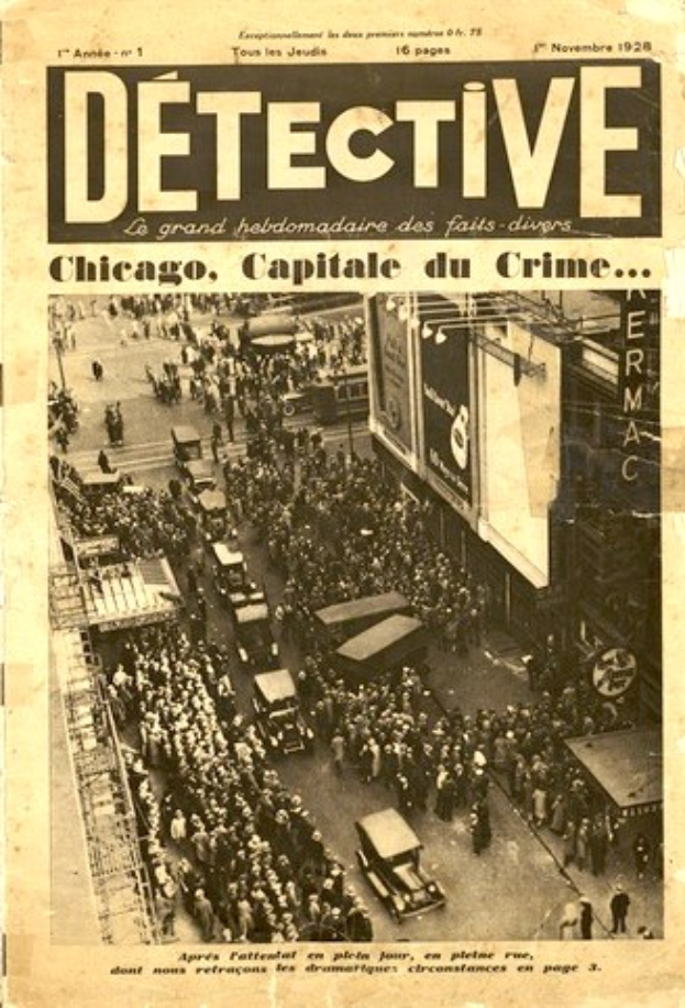 Schwarz-weiß-Fotografie einer alten Zeitung mit einer Schlagzeile, die "Detective, Chicago, Capital du Crime" zeigt, mit einer Menschenmenge und Fahrzeugen auf einer Straße und Gebäuden im Hintergrund.