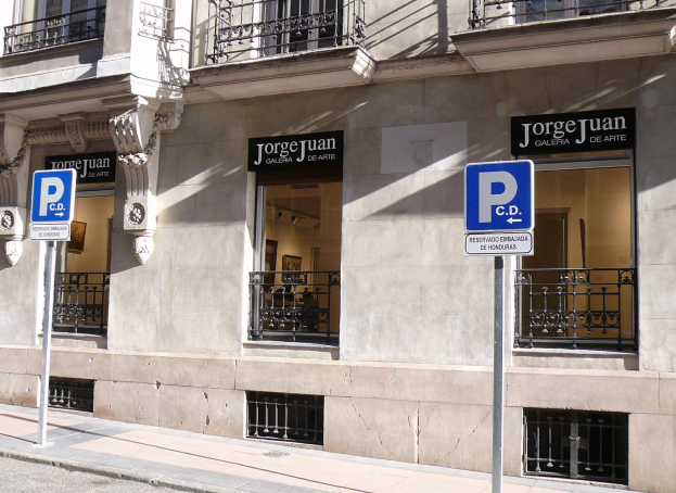 Ein mehrst├Âckiges Geb├Ąude mit Fenstern, Gel├Ąndern, Türen und S├Ąulen, das Schilder an Masten entlang des Gehwegs und einsehbare Innenobjekte zeigt, die auf eine belebte Stadtkulisse hindeuten.